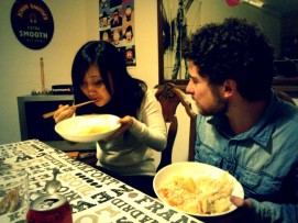 Momenti di pura ammirazione quando una jappa mangia velocissimo con le bacchette.